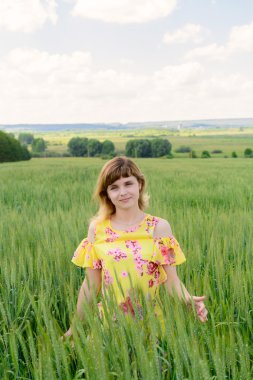 Genç Kadın Bir Tarlada Duruyor