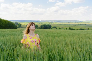 Genç Kadın Bir Tarlada Duruyor