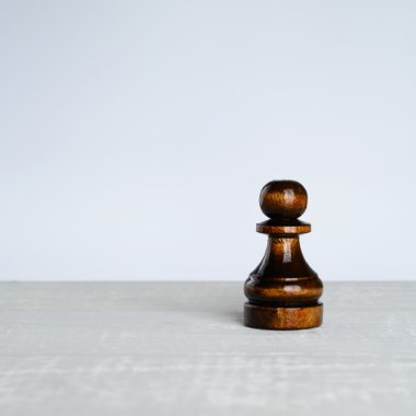 Siyah beyaz bir tablo piyon