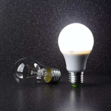 LED ampul akkor lamba yanında yatıyor