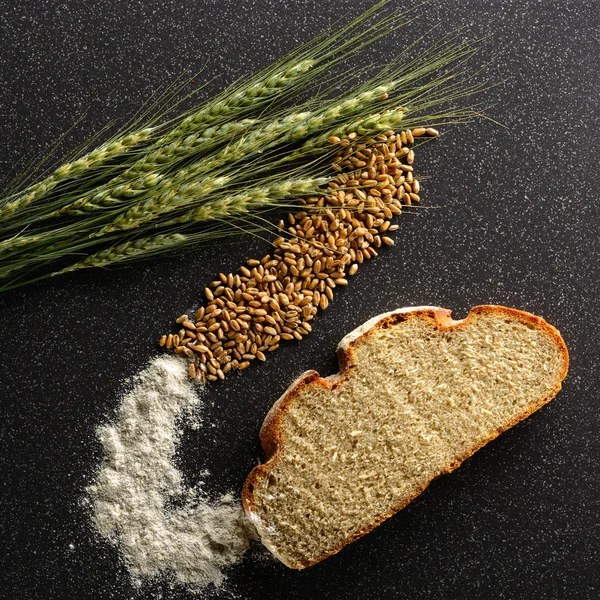 Orejas de maíz, grano y harina de centeno yacen en baldosas — Foto de Stock