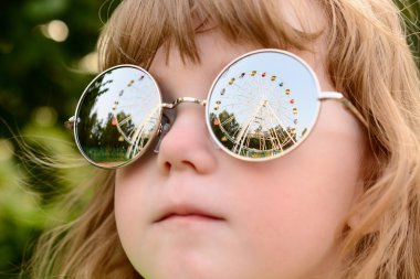 Lunaparktaki gözlüklü kız