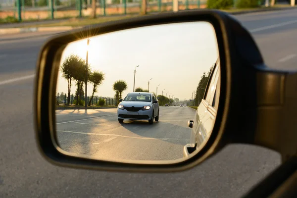 Reflection of a city street in the mirror car — Stock Photo, Image