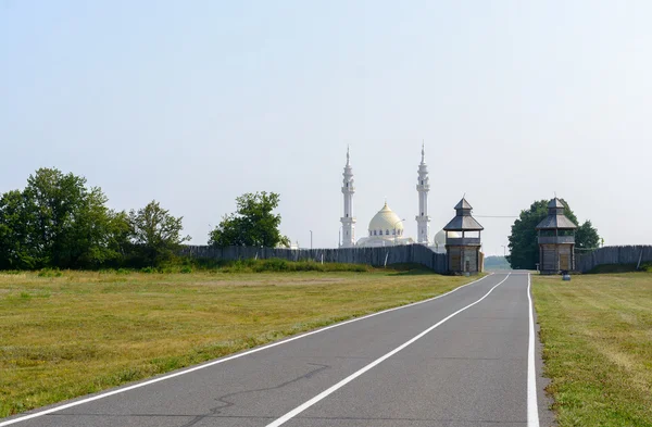 Болгар, Татарстан, Россия - 26 июля 2016 года: Белая мечеть — стоковое фото