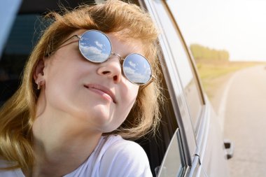 Bir araba güneş gözlüğü kadında