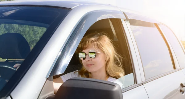 Kobieta w okulary jazdy samochodem — Zdjęcie stockowe