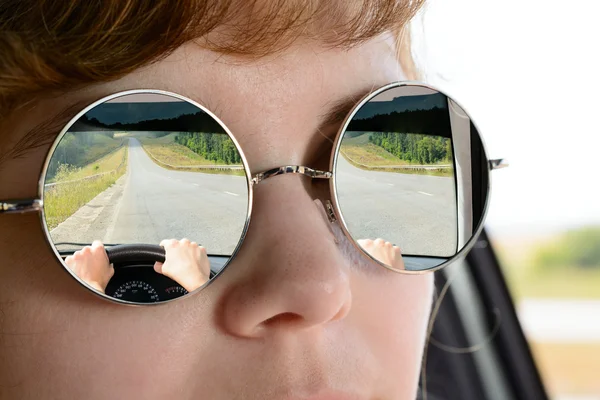 Wanita berkacamata hitam mengendarai mobil — Stok Foto