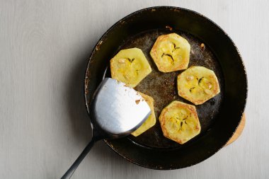 Tavada kızarmış kabak