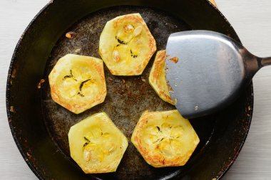 Tavada kızarmış kabak