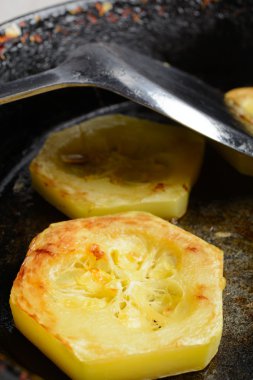 Tavada kızarmış kabak