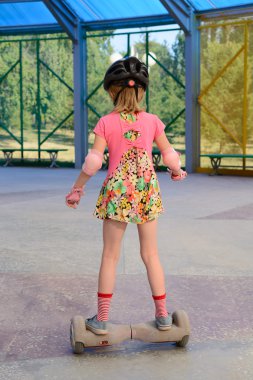 Kız hoverboard üzerinde sürme