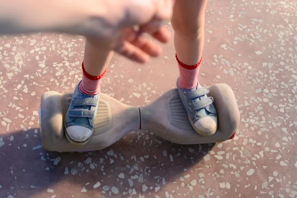 Fille chevauchant sur l'hoverboard — Photo