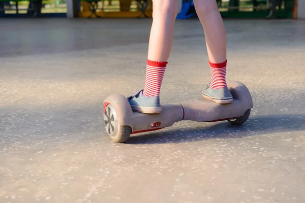 Chica en un hoverboard — Foto de Stock