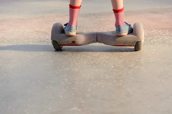 Fille sur un hoverboard — Photo