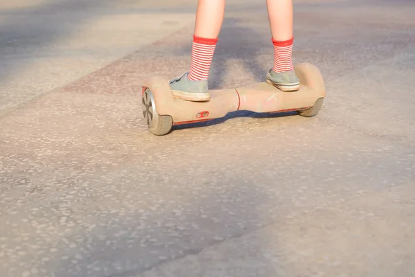 Meisje op een hoverboard — Stockfoto