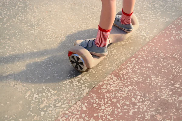 Menina em um hoverboard — Fotografia de Stock