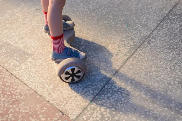 Fille sur un hoverboard — Photo