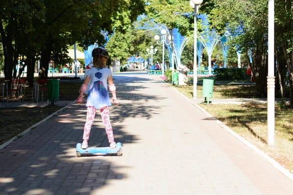 Chica montando en el hoverboard —  Fotos de Stock