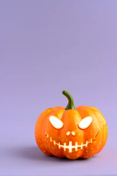 Halloween-Kürbis mit gruseligem Gesicht — Stockfoto