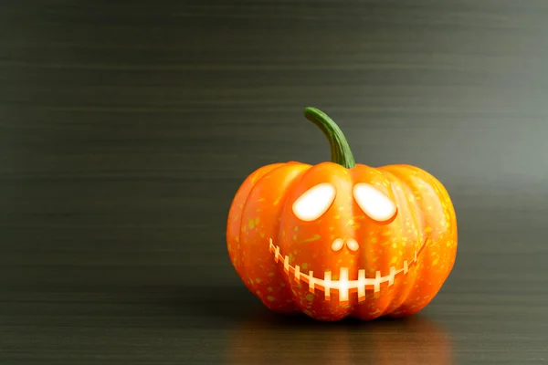 Halloween pompoen met eng gezicht — Stockfoto