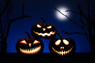 Üç Halloween korkunç yüzü ile kabak