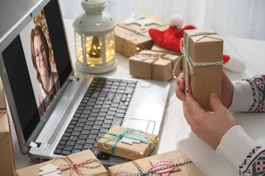 Noel çevrimiçi tebrikler. Noel arifesinde evde uzaktan iletişim, koronavirüs kilitlenmesi..