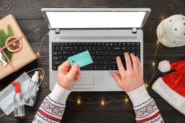E-ticaret, online alışveriş ve elektronik ödeme konsepti. Coronavirus sırasında Noel çevrimiçi alışveriş teması.