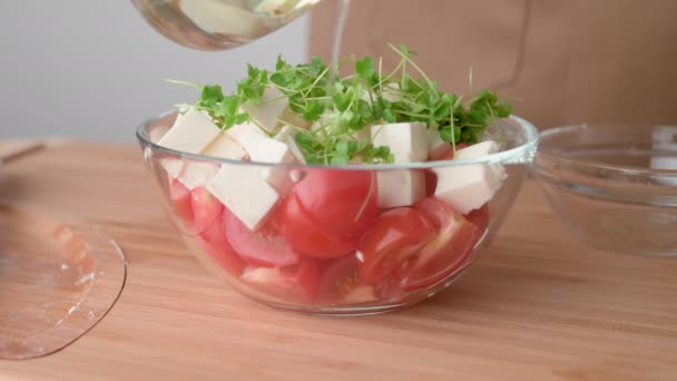 Vařím Salát Cherry Rajčaty Sýrem Feta Rukolou Microgreen Letní Osvěžující — Stock video