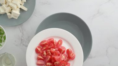 Kirazlı domates salatası, beyaz peynir ve roka mikroyeşil. Yaz ferahlatıcı vejetaryen salatası. Üst görünüm