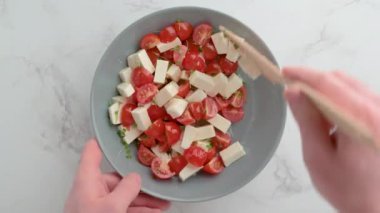 Kirazlı domates salatası, beyaz peynir ve roka mikroyeşil. Yaz ferahlatıcı vejetaryen salatası. Üst görünüm