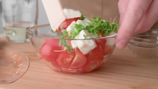 Cocinar Una Ensalada Tomates Cherry Queso Feta Rúcula Microverde Ensalada — Vídeos de Stock