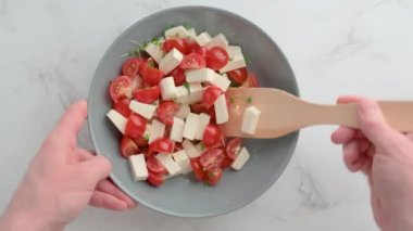 Kirazlı domates salatası, beyaz peynir ve roka mikroyeşil. Yaz ferahlatıcı vejetaryen salatası. Üst görünüm