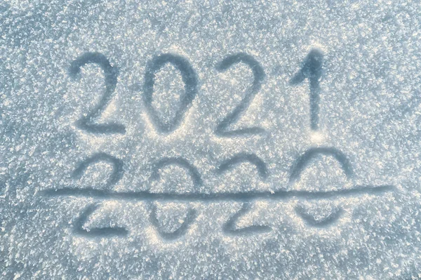 Otisk prstu na sněhu2021. Snow texture. Inscription 2021 napsaný na zasněženém povrchu, symbol příštího roku — Stock fotografie