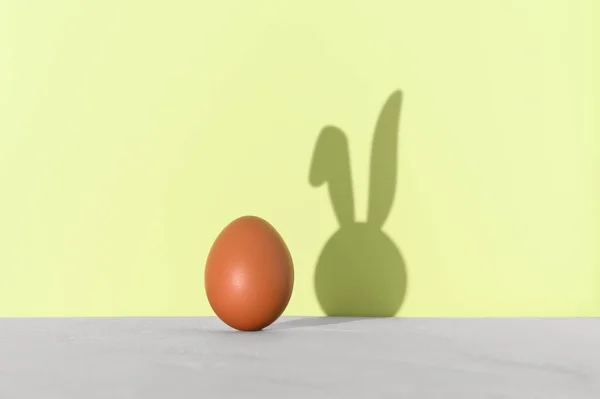 Wielkanoc Minimalna Koncepcja Jajkiem Królicze Uszy Cień Zielonym Tle Kreatywne — Zdjęcie stockowe