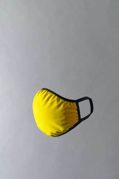 Amarelo Máscara Tecido Reutilizável Fundo Cinza Sem Desperdício Amigo Ambiente — Fotografia de Stock