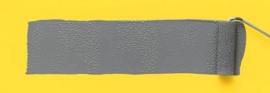 Yılın Renkleri 2021 Ultimate Gray ve Aydınlatıcı Sarı. Boya silindiri sarı arka planda gri bir şerit çiziyor. Kopyalama alanı olan minimalist pankart