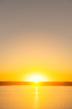 Gölün üzerinde yaz günbatımı. Minimalist manzara