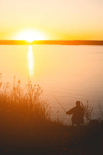 Silhouette Pêcheur Assis Avec Une Canne Pêche Sur Rive Lac — Photo