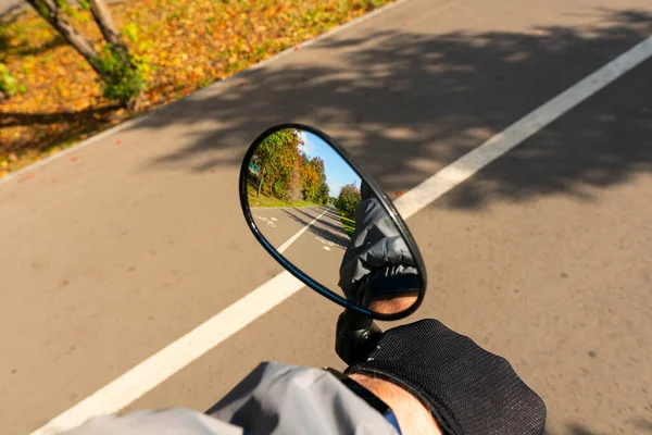 Belo Dia Verão Ensolarado Reflexão Espelho Retrovisor Caminho Bicicleta Asfalto — Fotografia de Stock
