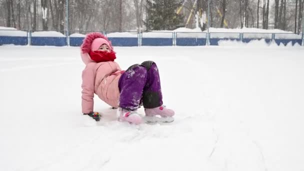 Dívka bruslení a pádu na led — Stock video