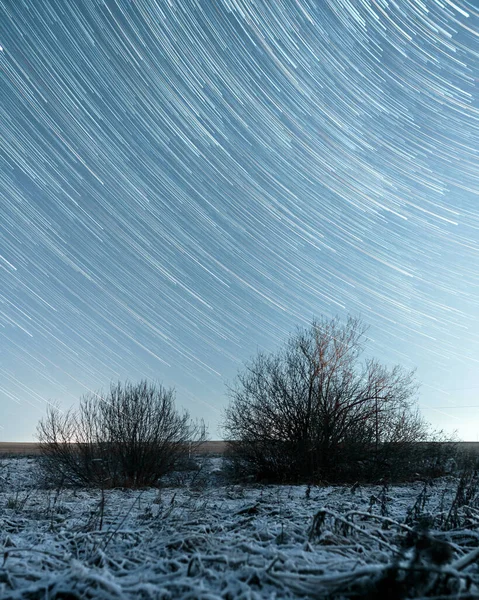 Kış Gecesi Gökyüzünde Yıldız Izleri Gece Astrofotoğrafçılığı — Stok fotoğraf