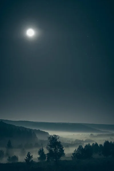 Colinas Arborizadas Nevoeiro Com Lua Cheia Céu Estrelado Noite Orientação — Fotografia de Stock