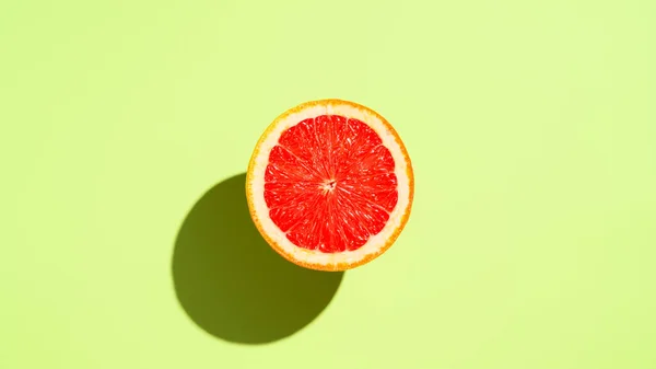 Mitad Pomelo Sobre Fondo Verde Pastel Vista Superior Cama Plana — Foto de Stock