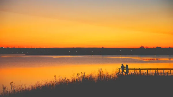 Silhuetas Par Amor Cais Pelo Lago Durante Pôr Sol Verão — Fotografia de Stock