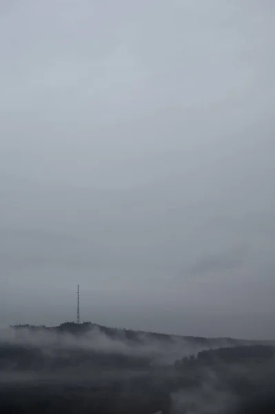 Clima nublado sombrío. Niebla sobre el bosque en la colina. Lugar para el texto — Foto de Stock