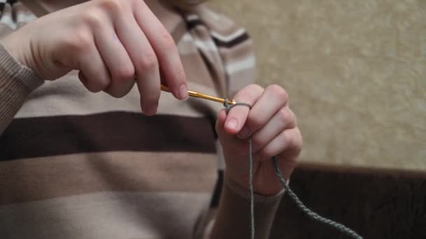 Närbild av kvinnliga händer stickade handgjorda kläder i rummet. Stickad hobby. — Stockvideo