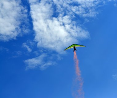 Gökyüzünde bir uçak