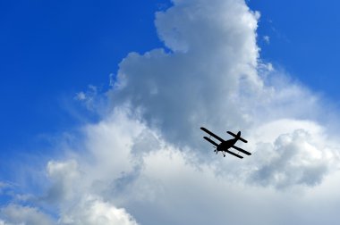 Gökyüzünde bir uçak