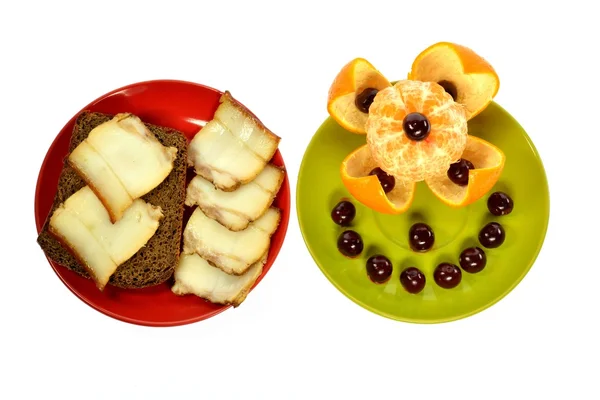Дві тарілки бутербродний хліб з салом і мандариновими вишнями — стокове фото