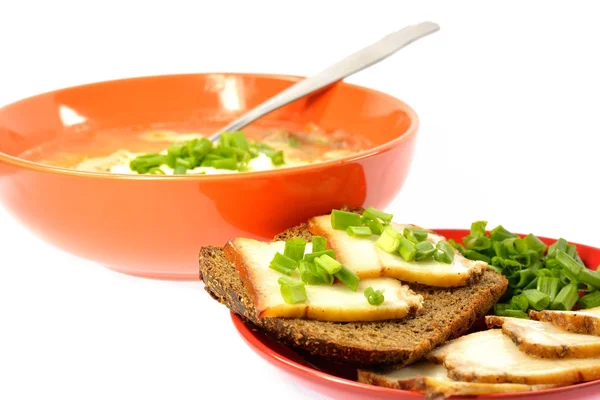 Миска суп-капустяної тарілки сендвіч хліб бекон цибуля — стокове фото